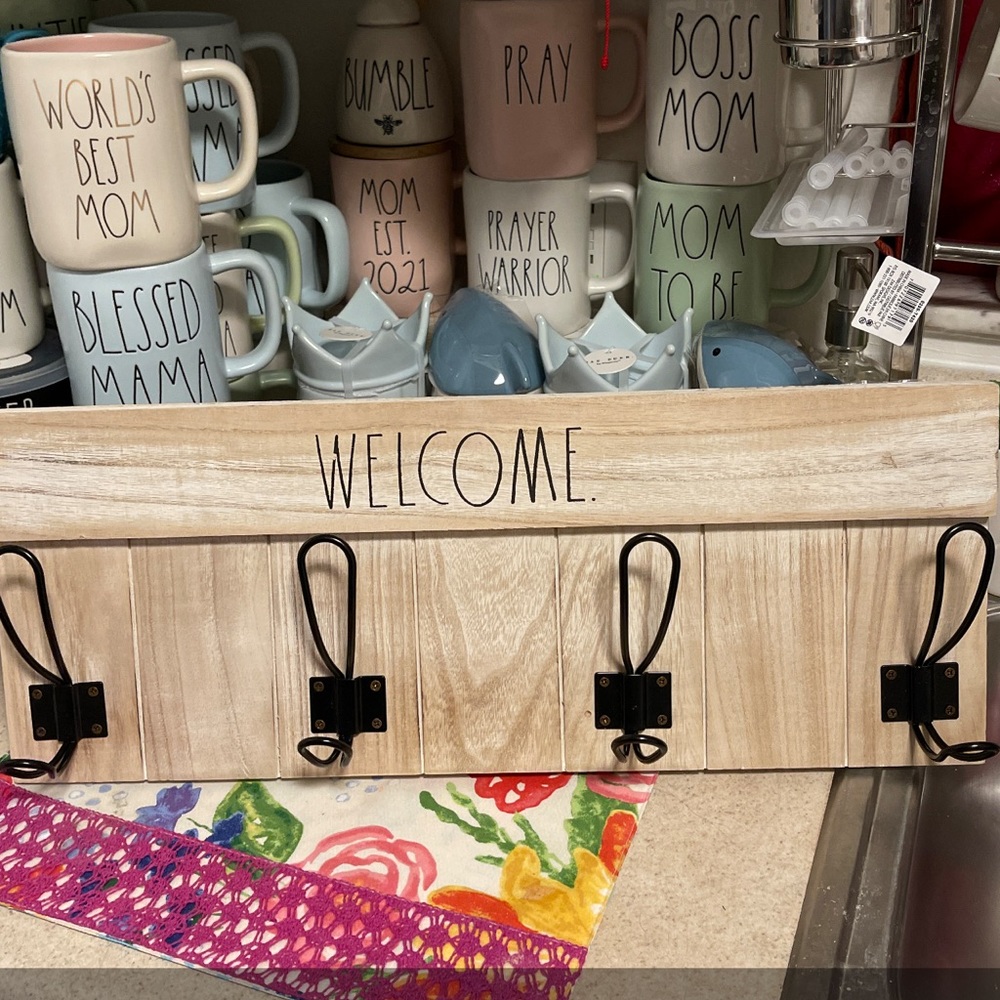 Rae Dunn WELCOME sign w/ hooks